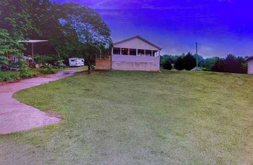 Delta House | Lakeside 2-bedroom house in adorable Delta with cool AC and charm