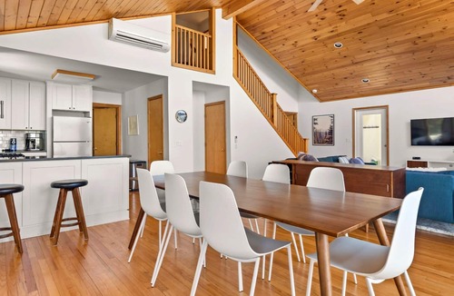 Becket House | Lakeside 3-BR Berkshires Residence