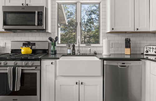 Becket House | Lakeside 3-BR Berkshires Residence