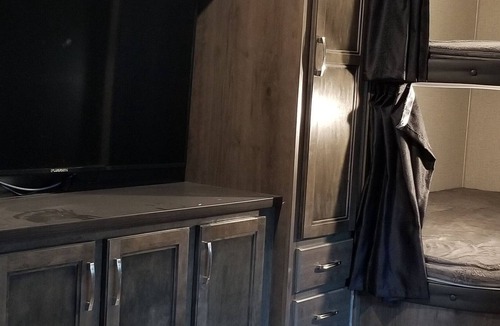 Buchanan Dam House | Lakeside 33' Jayco Jayflight RV private site