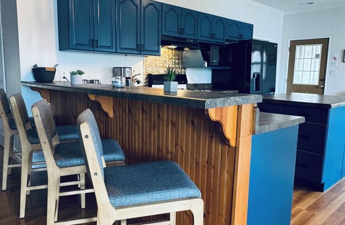 Oconee County Apartment | Lakeside 3BR with Private Dock, Screened Porch, Kayaks, Stocked Lake!