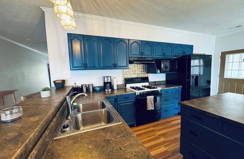 Oconee County Apartment | Lakeside 3BR with Private Dock, Screened Porch, Kayaks, Stocked Lake!