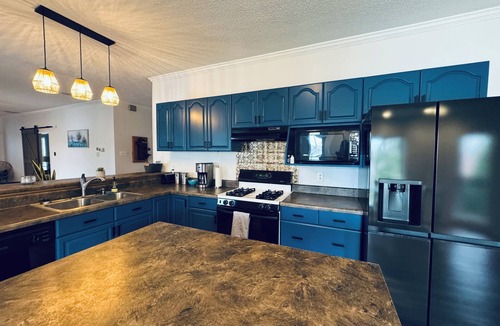 Oconee County Apartment | Lakeside 3BR with Private Dock, Screened Porch, Kayaks, Stocked Lake!