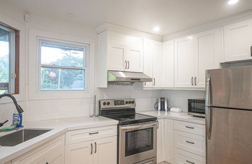 Bewdley House | Lakeside 4BR Cottage in Bailieboro w/BBQ Grill