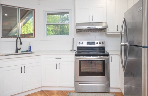 Bewdley House | Lakeside 4BR Cottage in Bailieboro w/BBQ Grill
