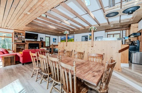 Bala Cottage | Lakeside 5BR Cottage in Bala – Group Getaway