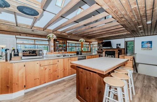 Bala Cottage | Lakeside 5BR Cottage in Bala – Group Getaway