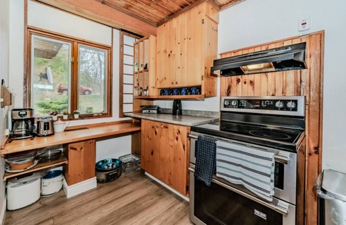 Bala Cottage | Lakeside 5BR Cottage in Bala – Group Getaway