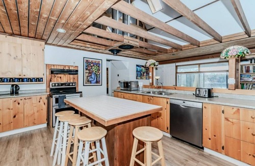 Bala Cottage | Lakeside 5BR Cottage in Bala – Group Getaway