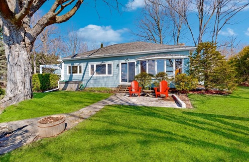 Innisfil Cottage | Lakeside Bliss: Charming Retreat with Spectacular Views & Waterfront Location