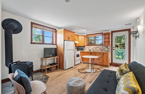 Val Morin Apartment | Lakeside Bohemian Retreat on Petit Train du Nord at km 39 - Cedar Creek Getaway