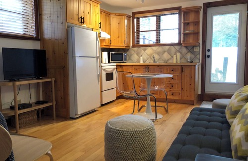 Val Morin Apartment | Lakeside Bohemian Retreat on Petit Train du Nord at km 39 - Cedar Creek Getaway