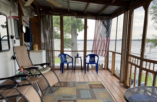 Flint House | Lakeside Cabana on Lake Palestine
