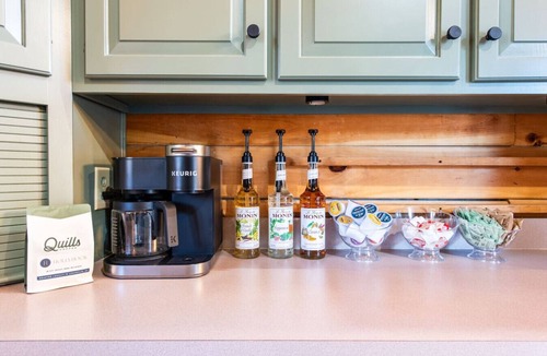 Henryville Cabin | Lakeside Cabin: 4 bed/2.5 bath