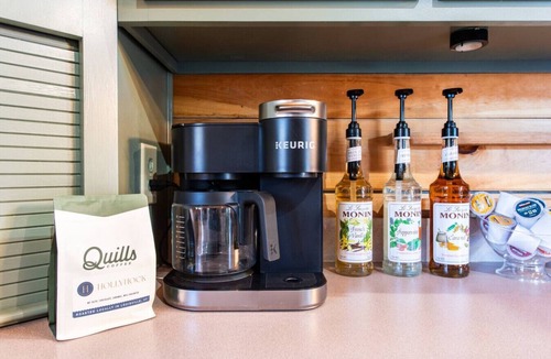 Henryville Cabin | Lakeside Cabin: 4 bed/2.5 bath