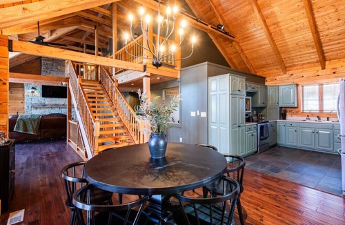 Henryville Cabin | Lakeside Cabin: 4 bed/2.5 bath