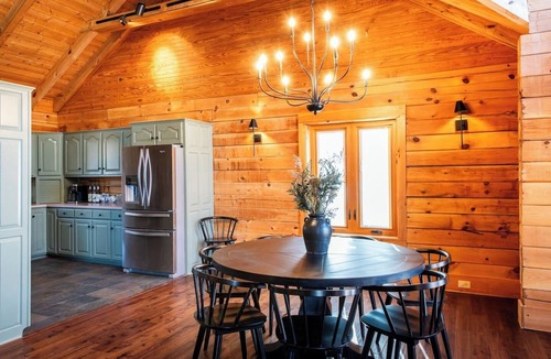 Henryville Cabin | Lakeside Cabin: 4 bed/2.5 bath