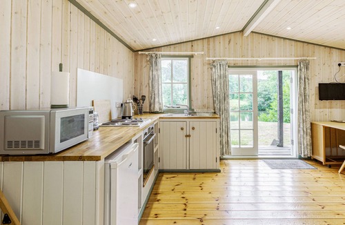 Honiton Cottage | Lakeside Cabin