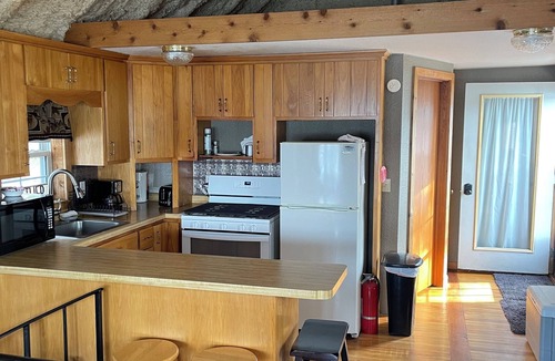 Avon House | Lakeside Cabin Hideaway