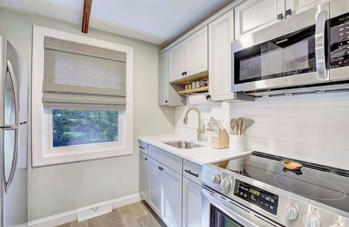 Chesapeake Ranch Estates-Drum Point Cabin | Lakeside Cabin - Hot Tub, Firepit, Kayak, Arcade