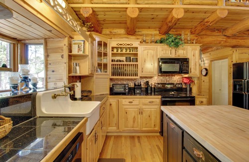 Lakeside Cottage | Lakeside Cabin on 2 Acres w/Fire Pit + Hot Tub!