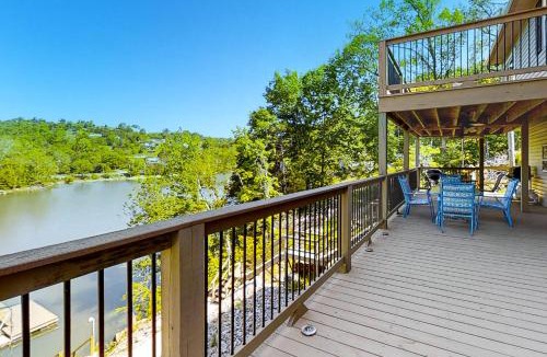Rock Harbor House | Lakeside Cabin Retreat Sleeps 12 BBQ Grill Dock