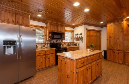 Leisure Land House | Lakeside Cabin Retreat – Stunning Sunsets, Hot Tub & Sauna 75 off before 2/1