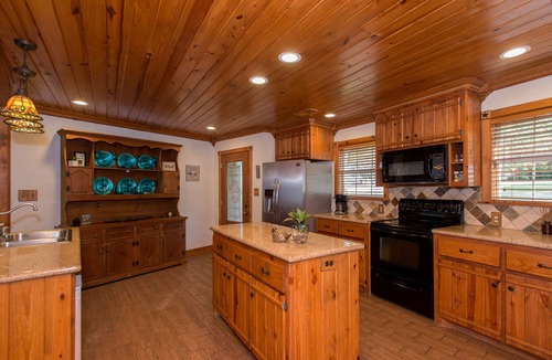 Leisure Land House | Lakeside Cabin Retreat – Stunning Sunsets, Hot Tub & Sauna 75 off before 2/1