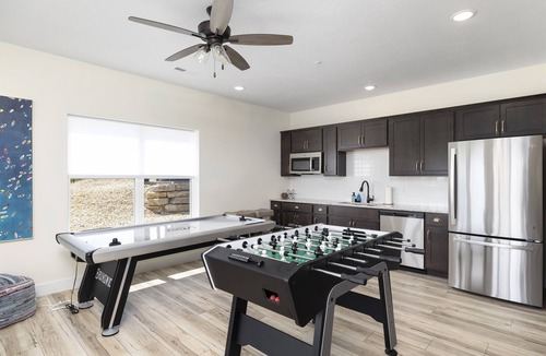 Kimberling City House | Lakeside Cabin w/Private Hot Tub + Game Room