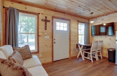 Trenton Cottage | Lakeside Cabin w/Kayaks: Near Cloudland Canyon!