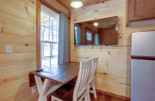 Trenton Cottage | Lakeside Cabin w/Kayaks: Near Cloudland Canyon!