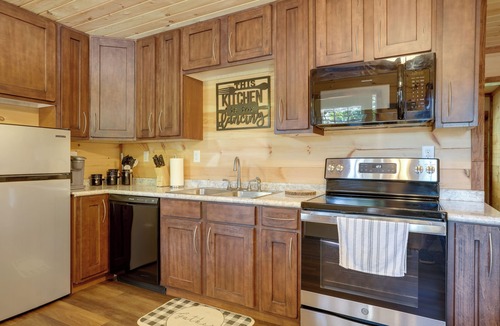 Trenton Cottage | Lakeside Cabin w/Kayaks: Near Cloudland Canyon!