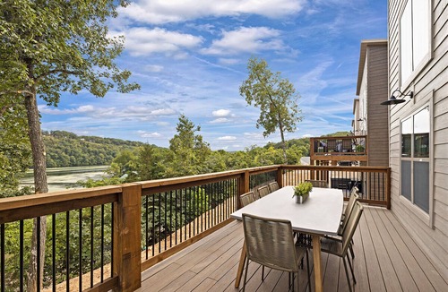 Branson Cabin | Lakeside Cabin with Hot Tub & Game Room