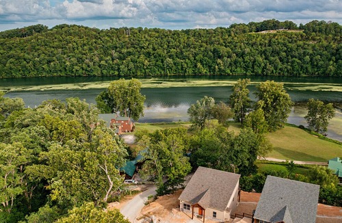 Branson Cabin | Lakeside Cabin with Hot Tub & Game Room