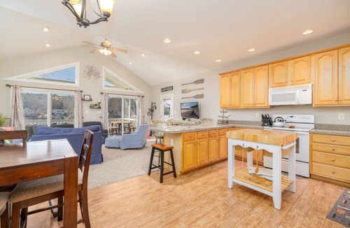 Macon House | Lakeside Camp | Peaceful & Private Retreat | Spectacular Views