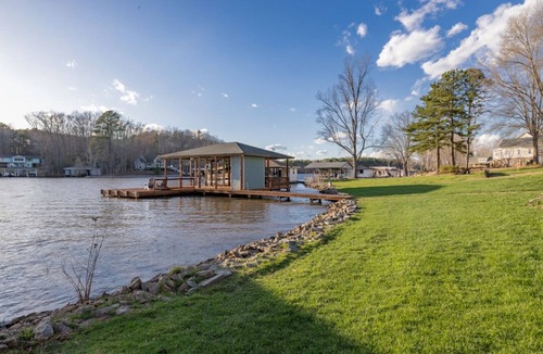 Macon House | Lakeside Camp | Peaceful & Private Retreat | Spectacular Views