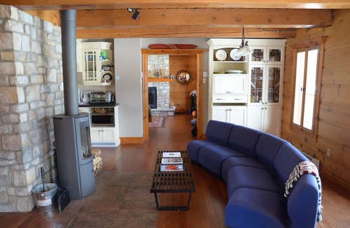 La Minerve Cottage | Lakeside Canadian Log Cabin
