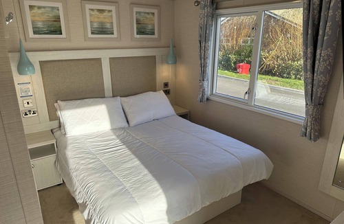Mablethorpe and Sutton Cabin | Lakeside Caravan Sleeps 8 - Wifi, Parking, Views