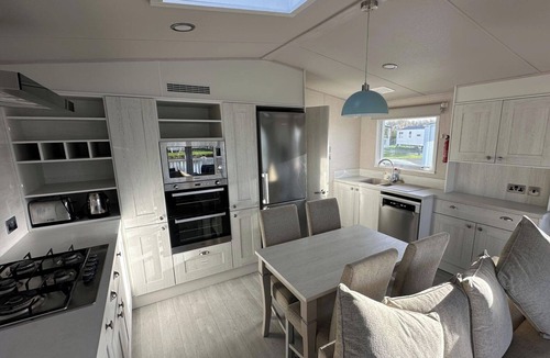 Mablethorpe and Sutton Cabin | Lakeside Caravan Sleeps 8 - Wifi, Parking, Views