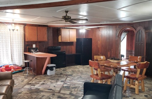 Elmo Cabin | Lakeside Casita Estate Pool