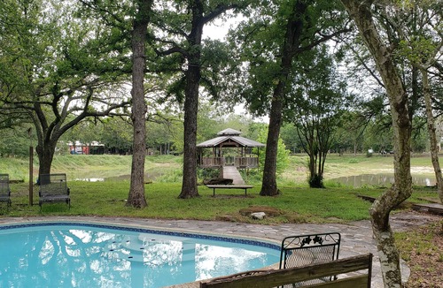Elmo Cabin | Lakeside Casita Estate Pool