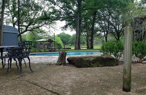 Elmo Cabin | Lakeside Casita Estate Pool