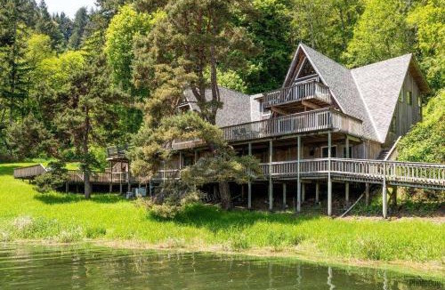 Lakeside House | Lakeside chalet