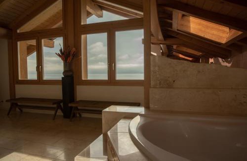 Gunten Apartment | Lakeside Chalet with Panorama View