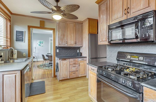 Clifton Heights House | Lakeside Clifton Heights Home Near Forest Park