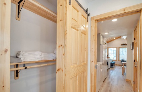 Willis Cottage | Lakeside Comfy King Bed Cottage Getaway in Conroe!