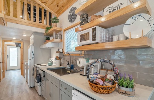 Willis Cottage | Lakeside Comfy King Bed Cottage Getaway in Conroe!