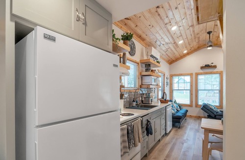 Willis Cottage | Lakeside Comfy King Bed Cottage Getaway in Conroe!