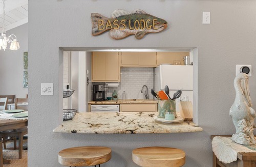 Horseshoe Bay Apartment | Lakeside condo Retreat in Horseshoe Bay