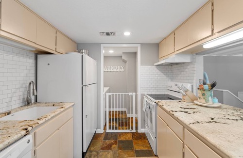 Horseshoe Bay Apartment | Lakeside condo Retreat in Horseshoe Bay